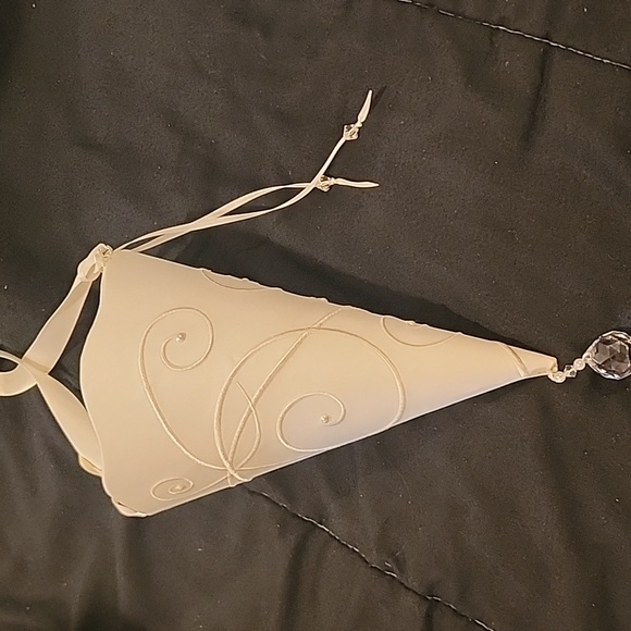 Disney Cinderella Wedding Flower Girl Basket Ivory Petal Cone And Pillow - Picture 6 of 8